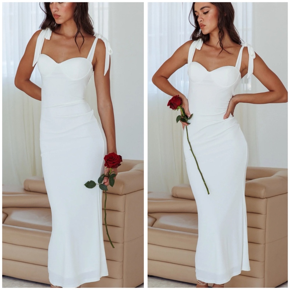 Selfie Leslie White Sheath Maxi Dress Sweetheart Neckline